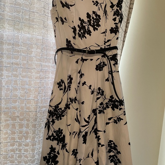 Grace Karin Size S. Black and white flowers with a separate black belt. - Picture 4 of 5